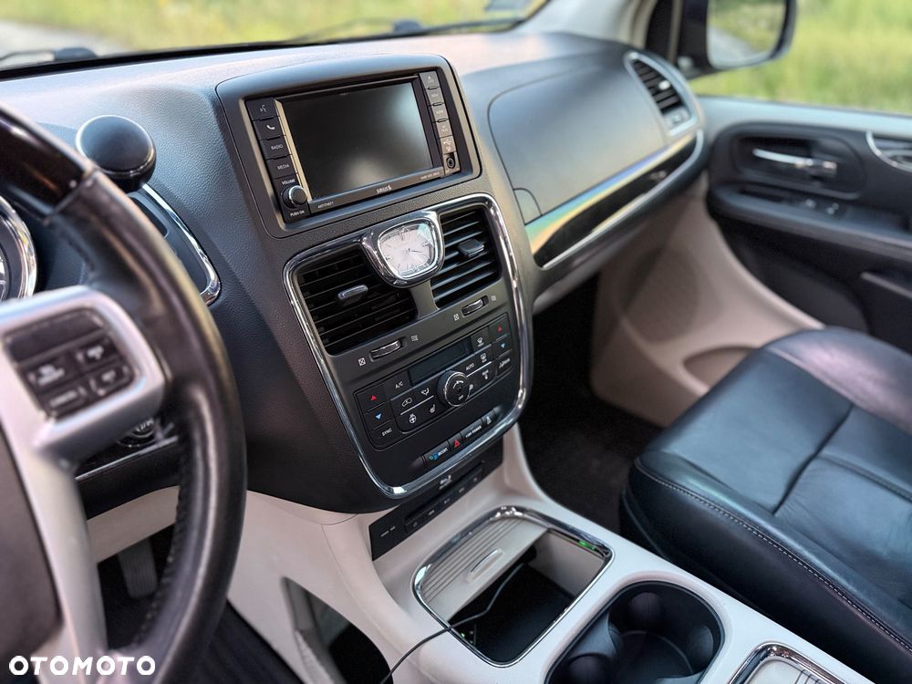Chrysler Town & Country 3.6 Limited - 14