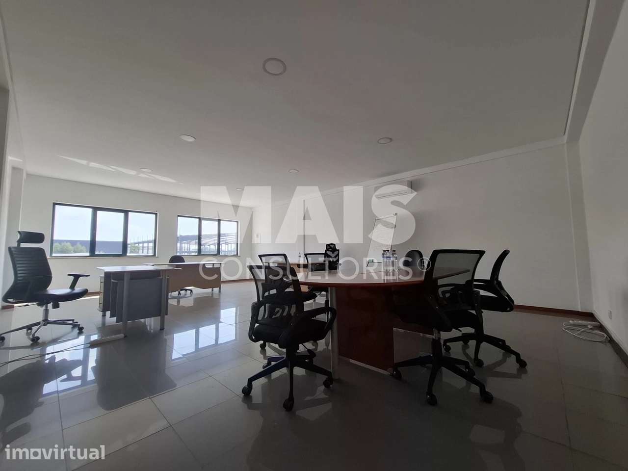 Edifício com Armazém e  Terreno para Expansão em Vila Nova de Santo... - Grande imagem: 2/13