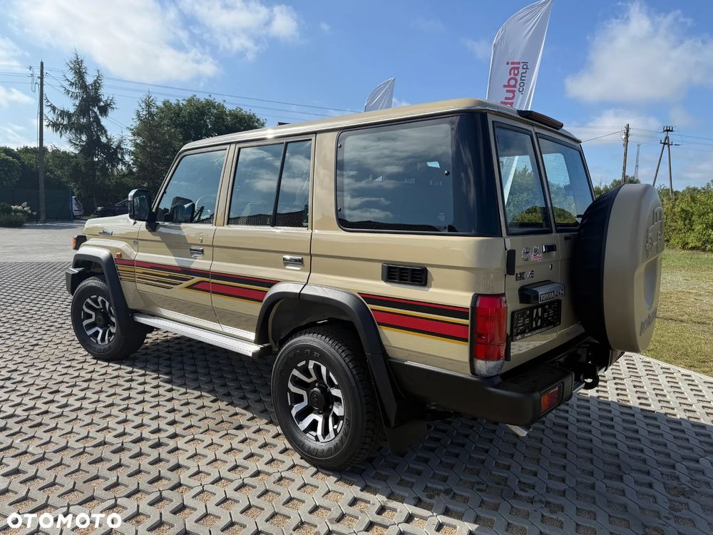 Toyota Land Cruiser - 4