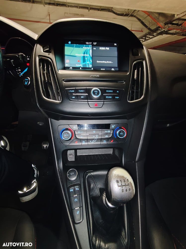 Ford Focus 1.5 EcoBoost ST-Line - 12