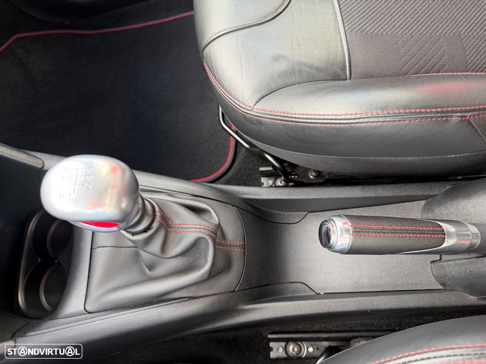 Peugeot 208 1.6 e-THP GTi by Sport - 37