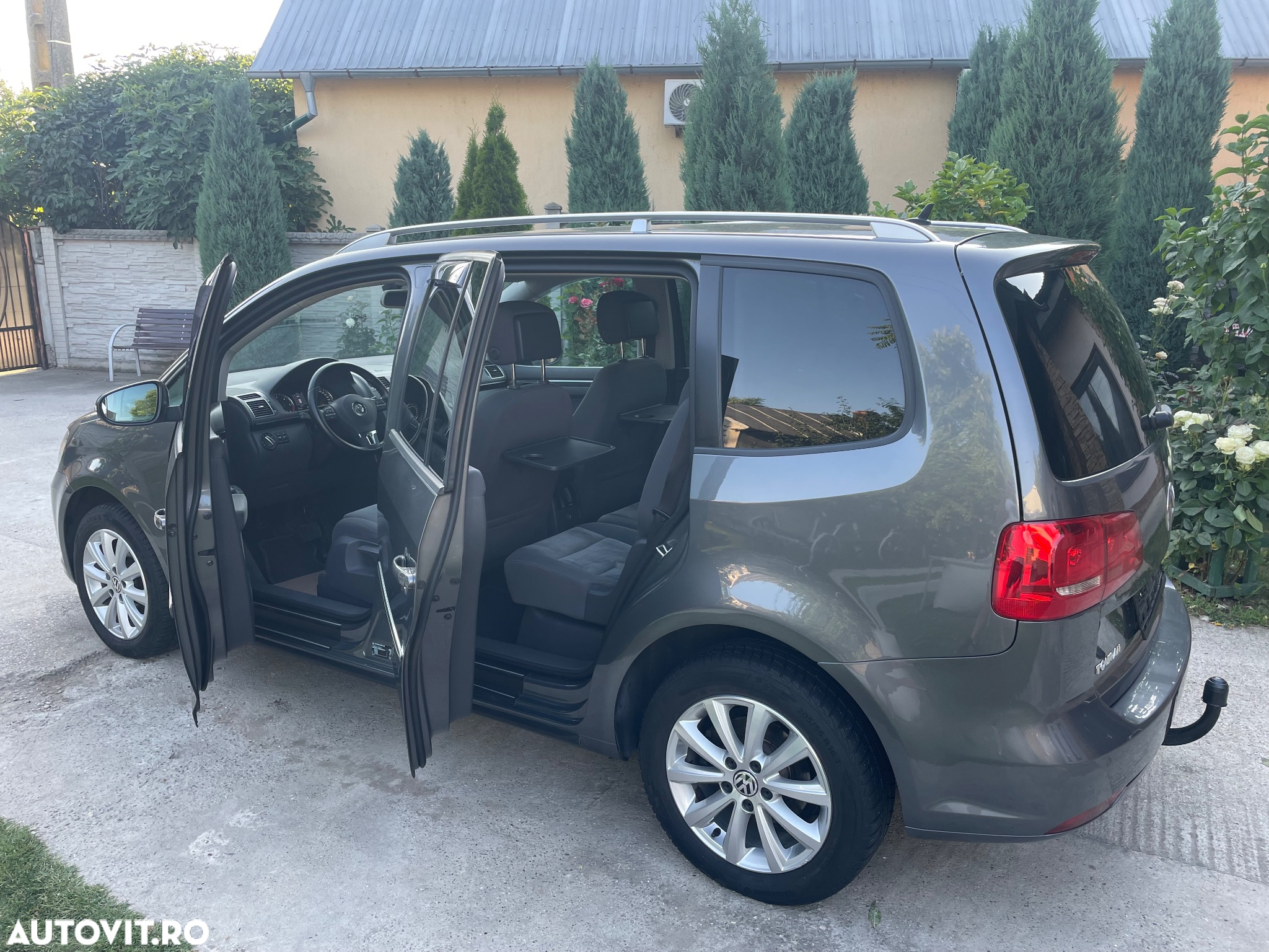 Volkswagen Touran - 12