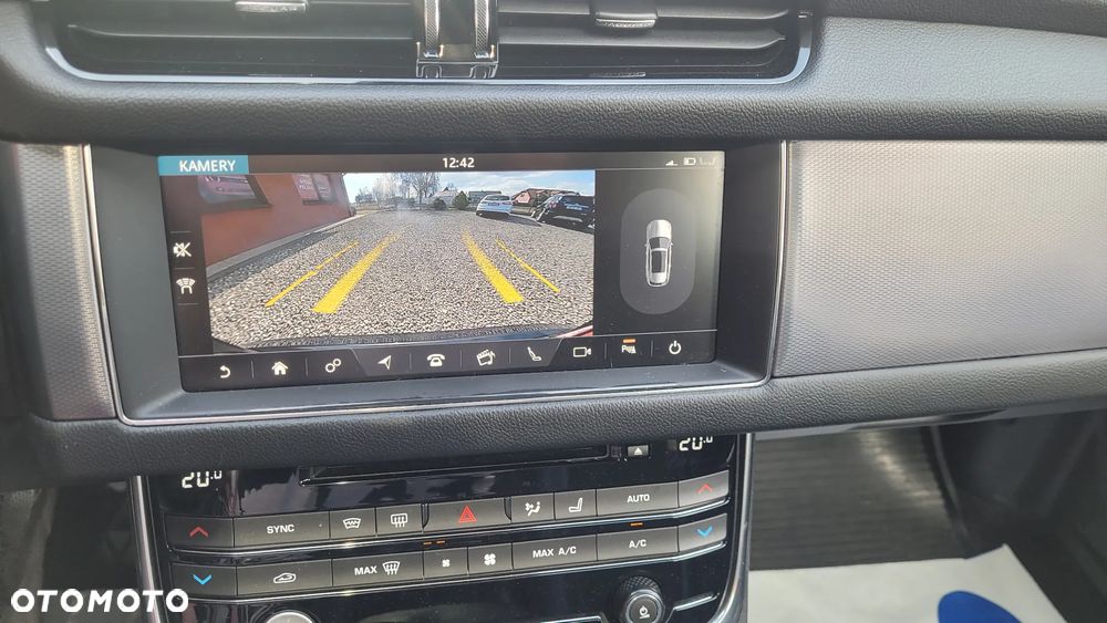 Jaguar XF 20d Portfolio - 18