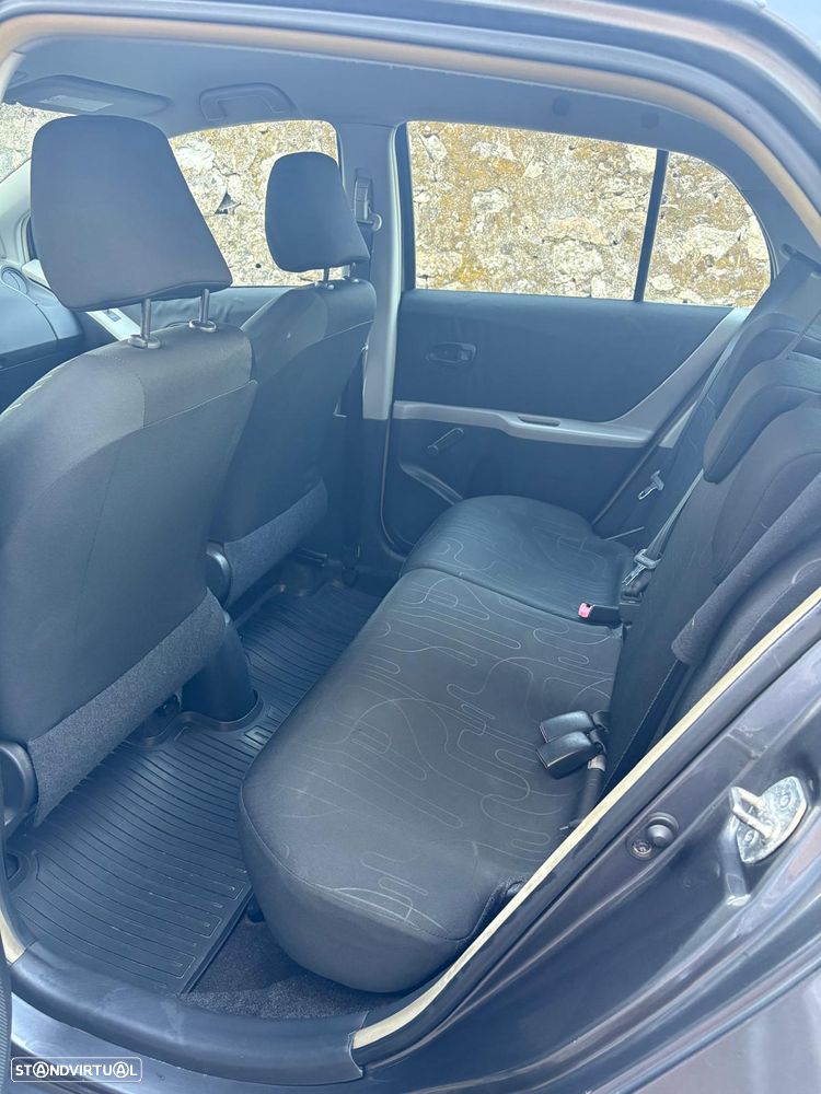 Toyota Yaris 1.0 VVT-i AC Manual - 12