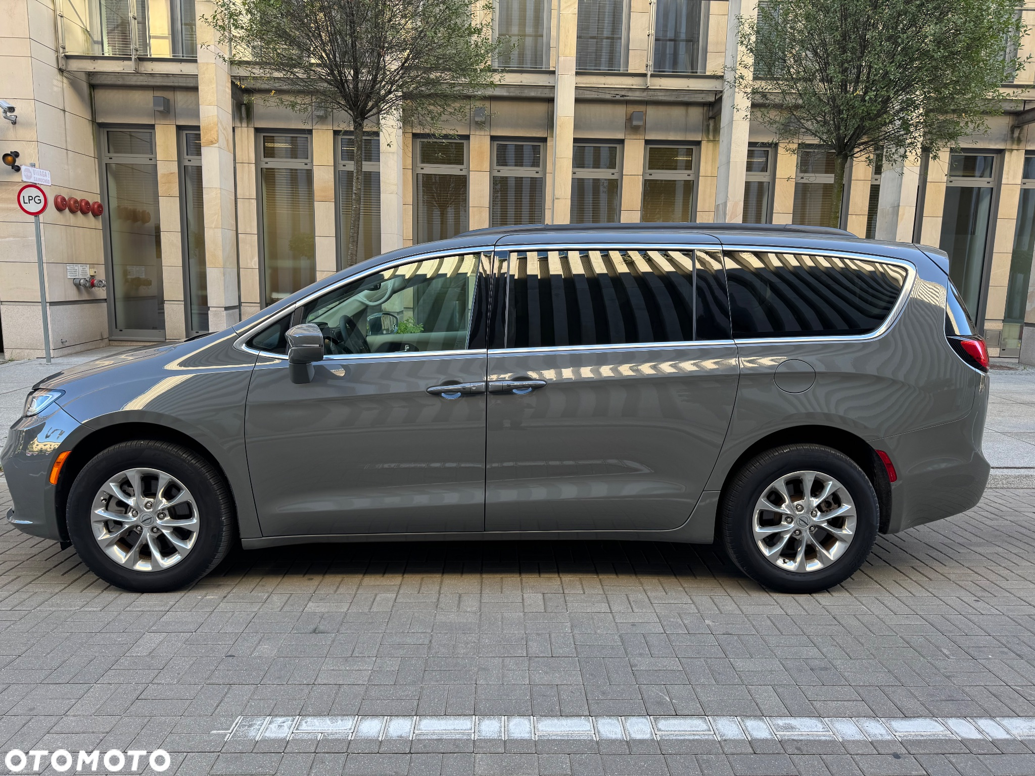Chrysler Pacifica - 10