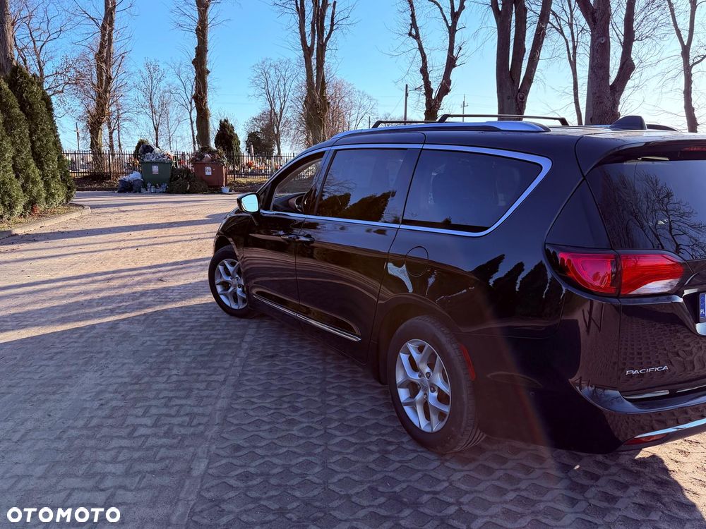 Chrysler Pacifica - 2
