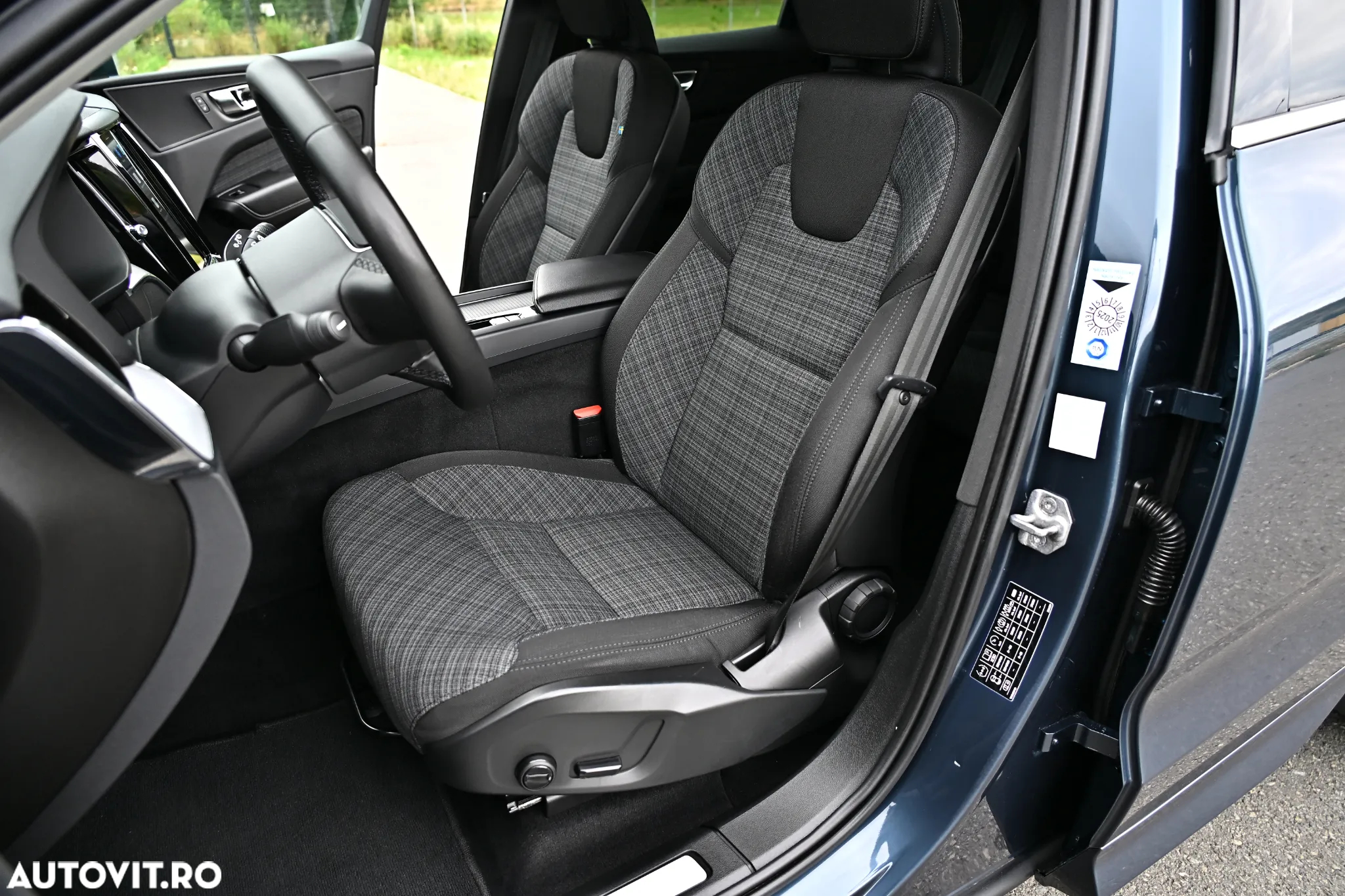 Volvo XC 60 B4 D AWD Geartronic Momentum Pro - 17