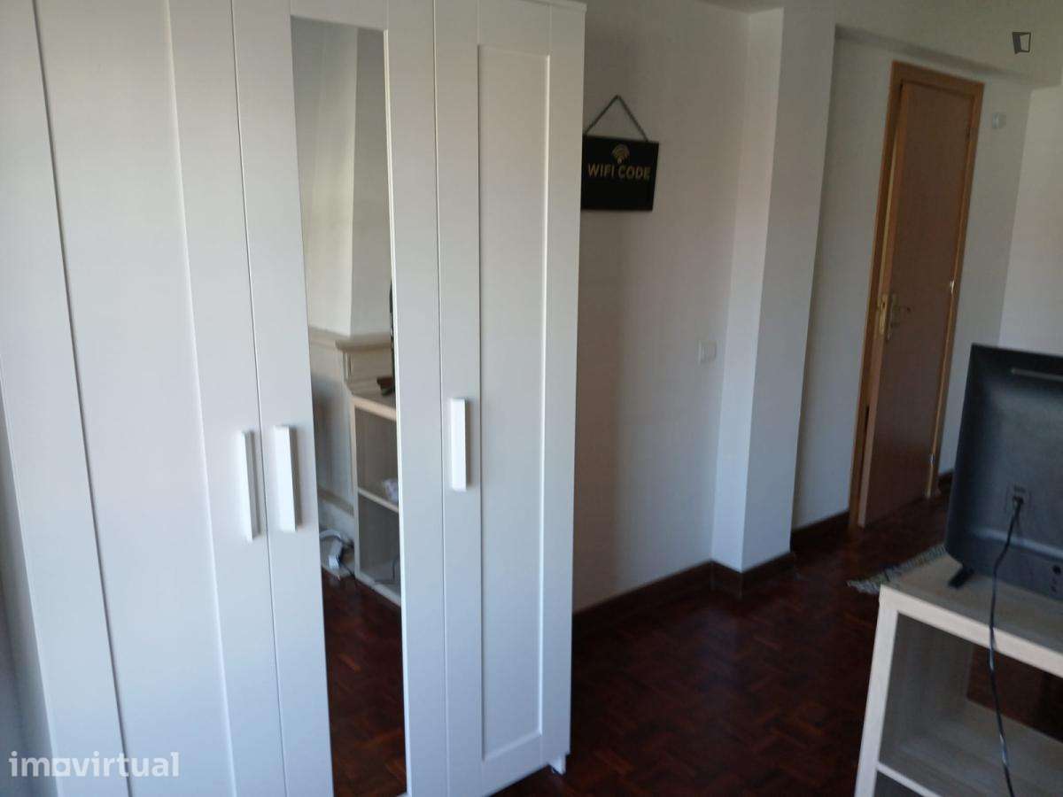 Quarto - localizado em Casal do Bispo Coimbra - Grande imagem: 4/11