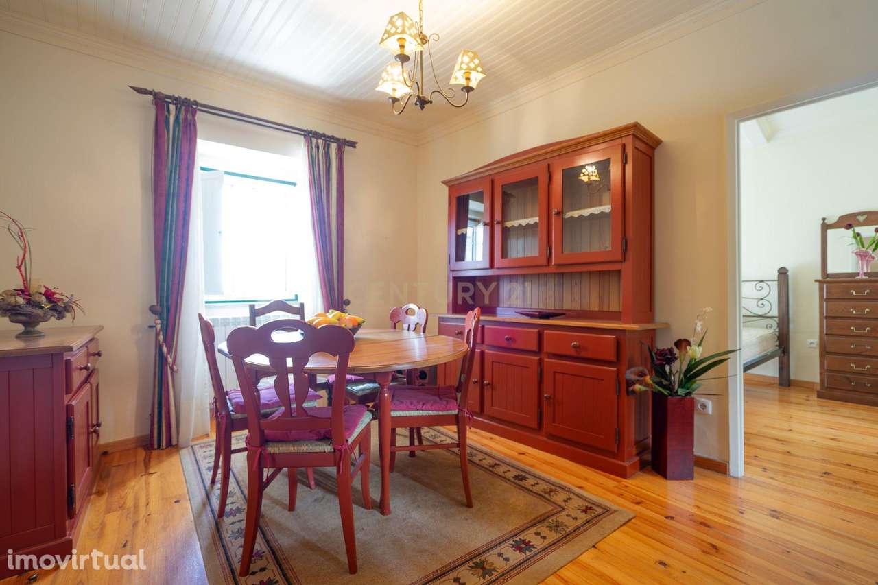 Moradia T5 em bom estado com varanda, visitas boas,sala de festas e ar - Grande imagem: 2/54