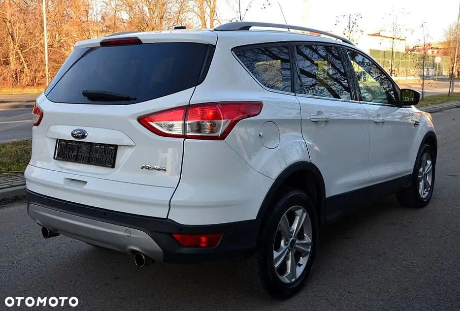 Ford Kuga 2.0 TDCi 2x4 Titanium - 4