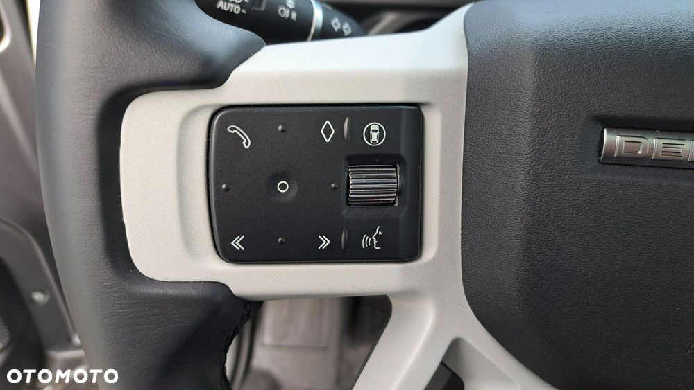 Land Rover Defender - 24