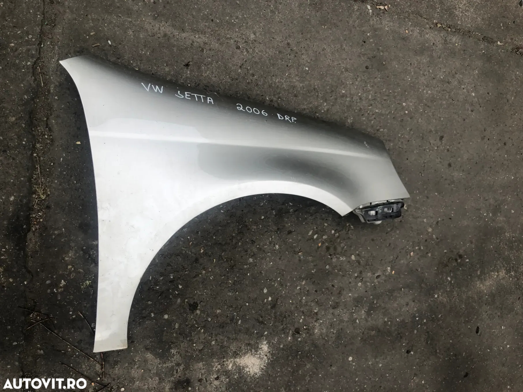 Aripa dreapta fata VW Volkswagen Jetta bej auriu 2006 - 2