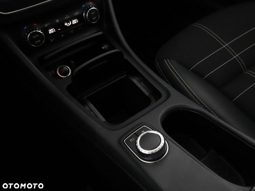 Mercedes-Benz CLA 200 7G-DCT Urban - 28