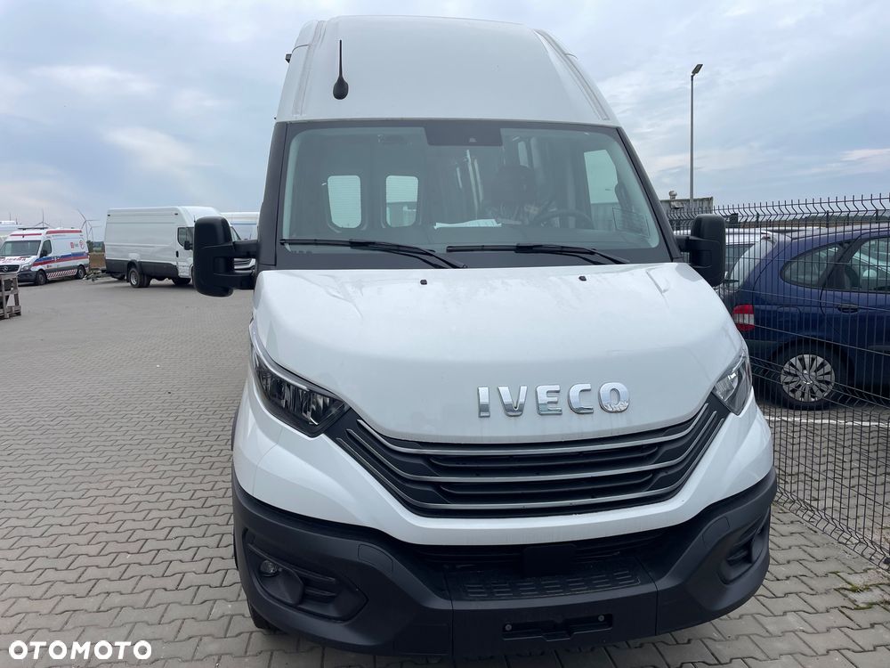 atrapa pas przedni plastikowy między błotniki pod lampy IVECO DAILY 2019-2023 biały oryginał nowy - 1