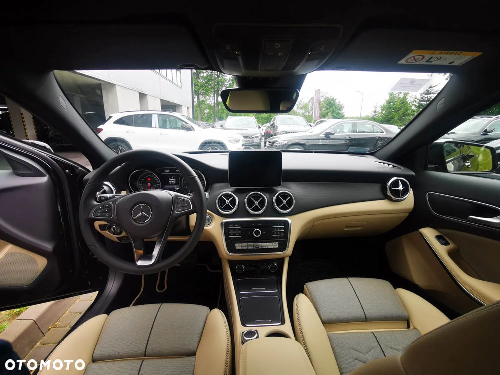 Mercedes-Benz GLA 200 7G-DCT - 12