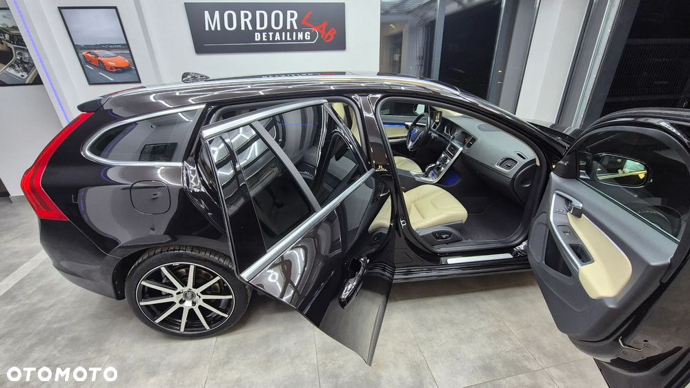 Volvo V60 D6 AWD Plug-in Hybrid Summum - 4