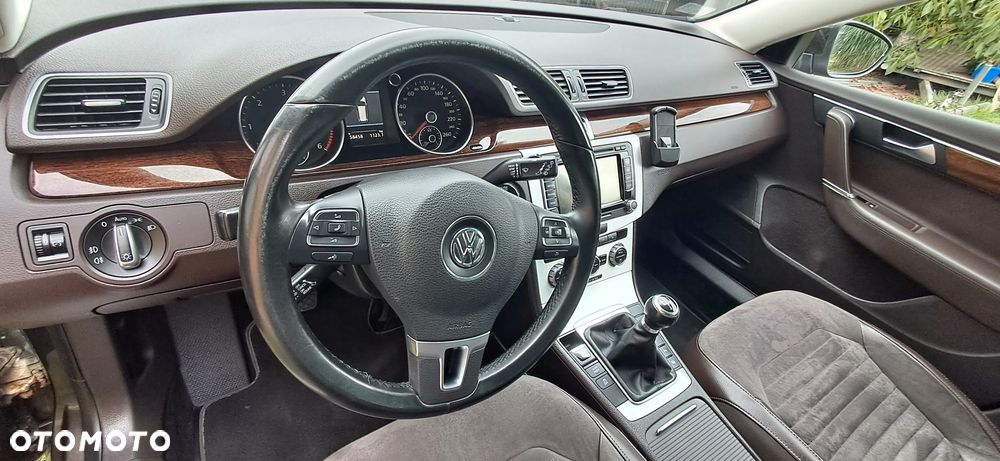 Volkswagen Passat 2.0 TDI Highline - 29