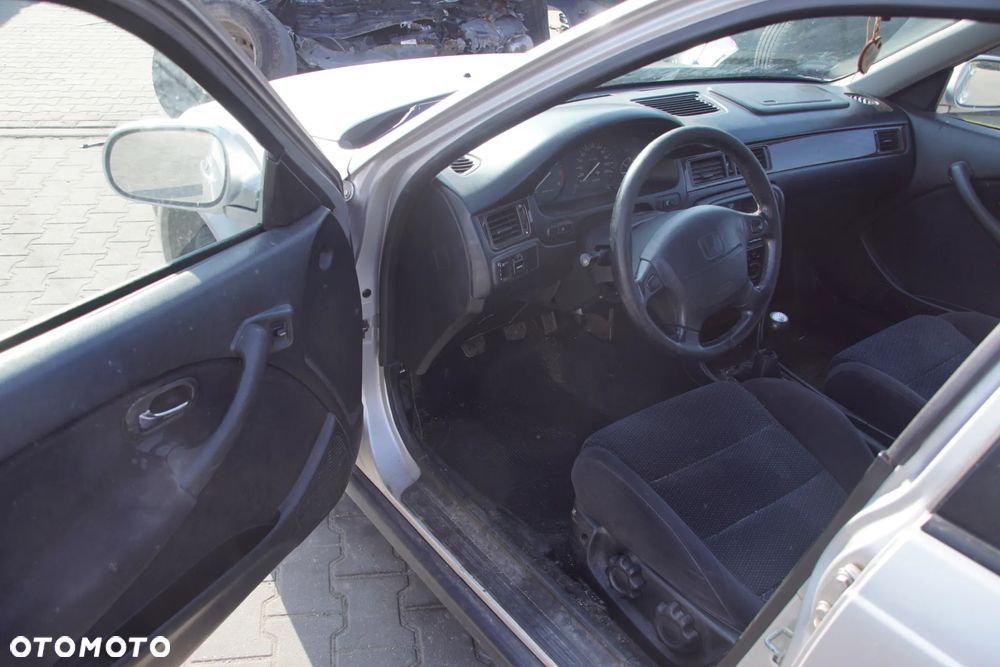 Auto na części - Honda Civic VI 1.4 16V 90 KM D14Z4 NH614M 1999R Silnik Skrzynia Drzwi Maska Klapa Zderzak Błotnik Lampa Szyba Lusterko Deska Kokpit Sterownik Moduł Czujnik Licznik Kierownica Panel - 9