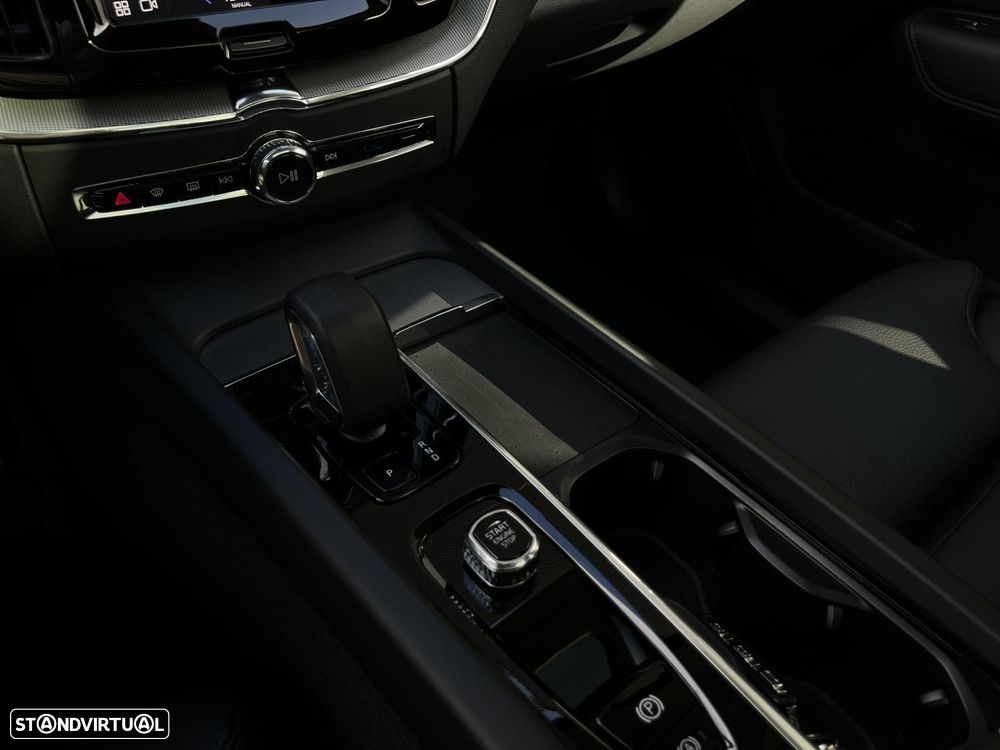 Volvo XC 60 2.0 T6 PHEV Plus Dark AWD - 27