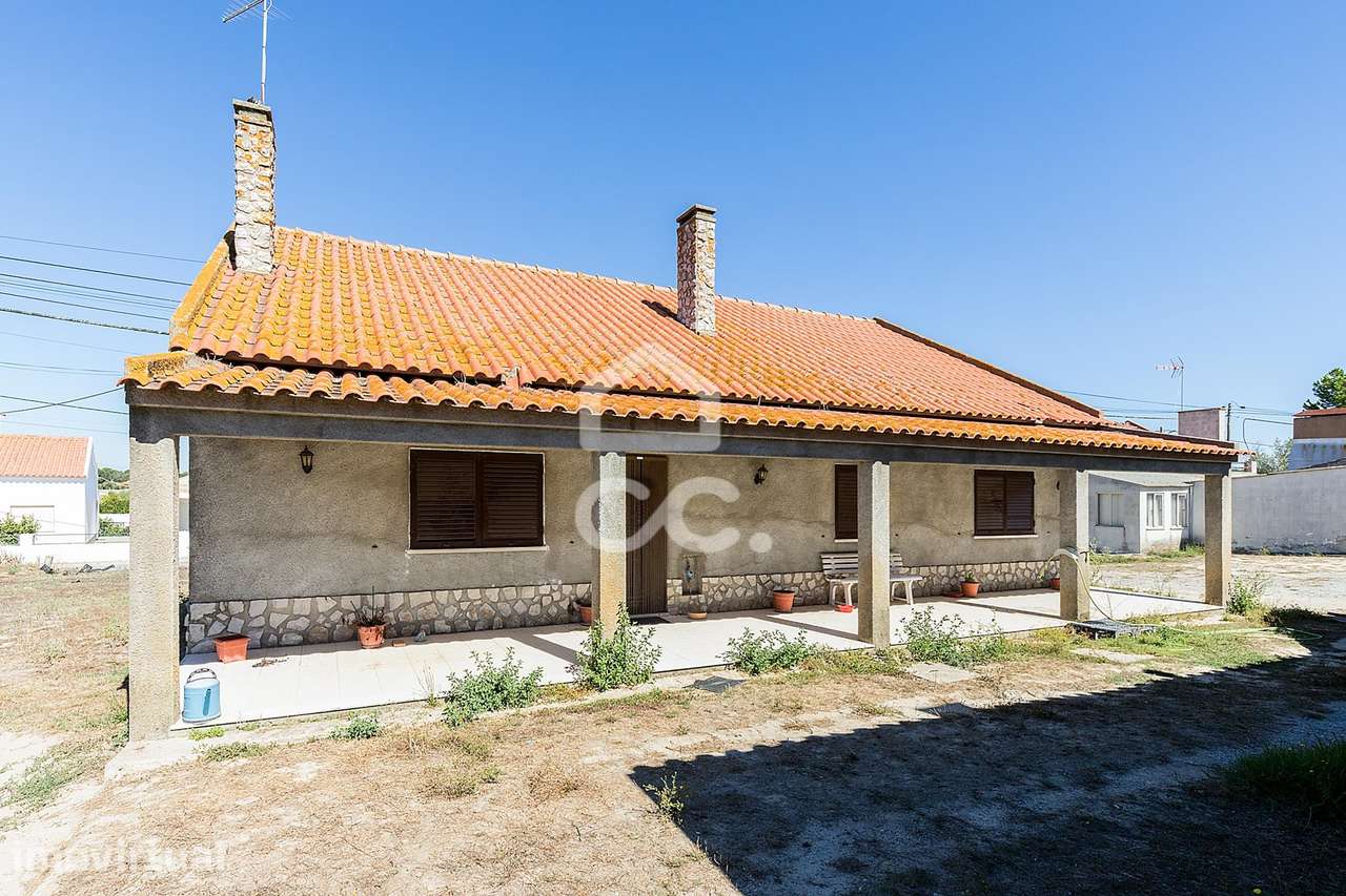 Moradia T3 Isolada inserida num lote de 720 m² em Vendas Novas, Évora - Grande imagem: 5/38