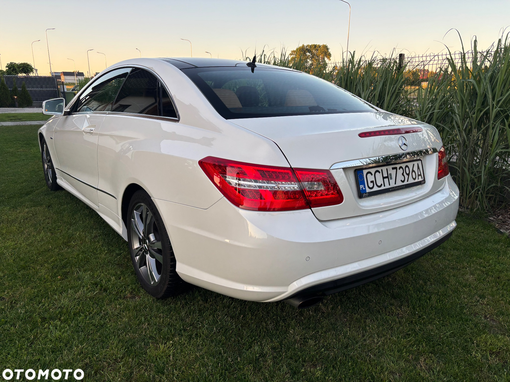 Mercedes-Benz Klasa E 250 CGI Coupe BlueEFFICIENCY Automatik Avantgarde - 4