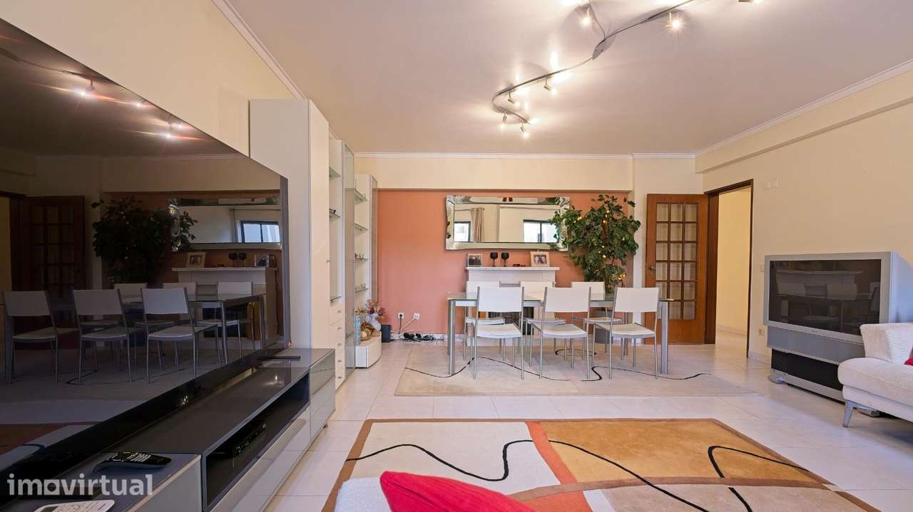 Apartamento T4 a curta distância da estação do Pragal, Almada - Grande imagem: 2/24