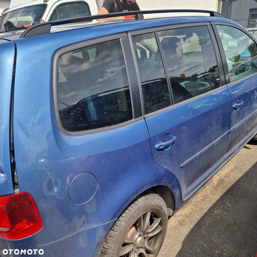 Volkswagen Touran  1.6TDI 2011r kod silnika CAYC Kod lakieru LR5T  Kod skrzyni NKA - 5