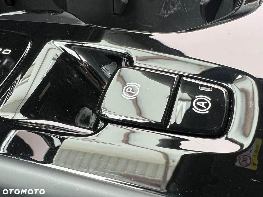 Volvo XC 40 B4 AWD Ultimate Dark - 26