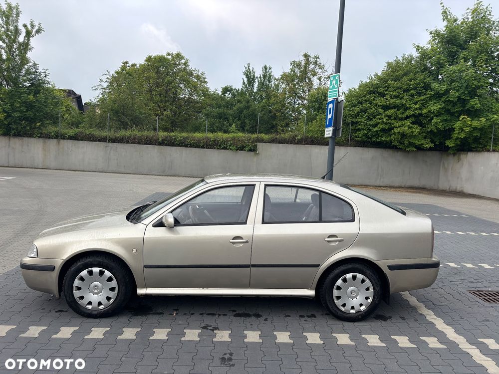 Skoda Octavia 1.6 Tour Plus - 9
