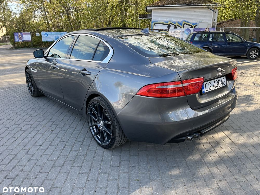 Jaguar XE - 3