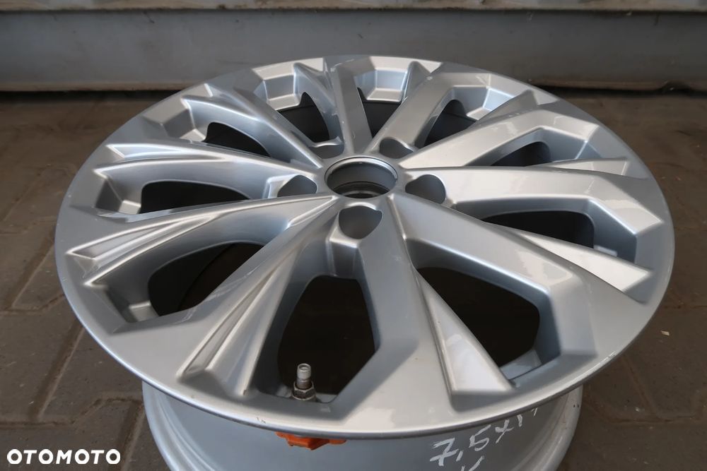 AD10 Felga audi A4 8w060125L 7,5x17et38 - 2