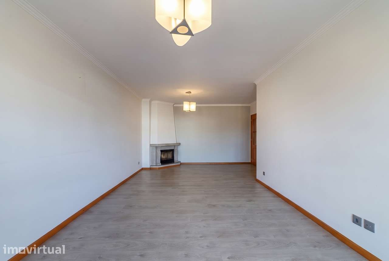 T3 com 140 m², 2 frentes, luz natural, garagem, em Paços de Brandão - Grande imagem: 4/24