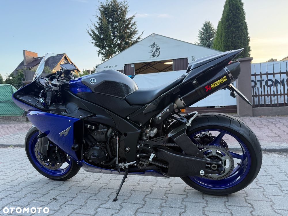 Yamaha R1 - 22