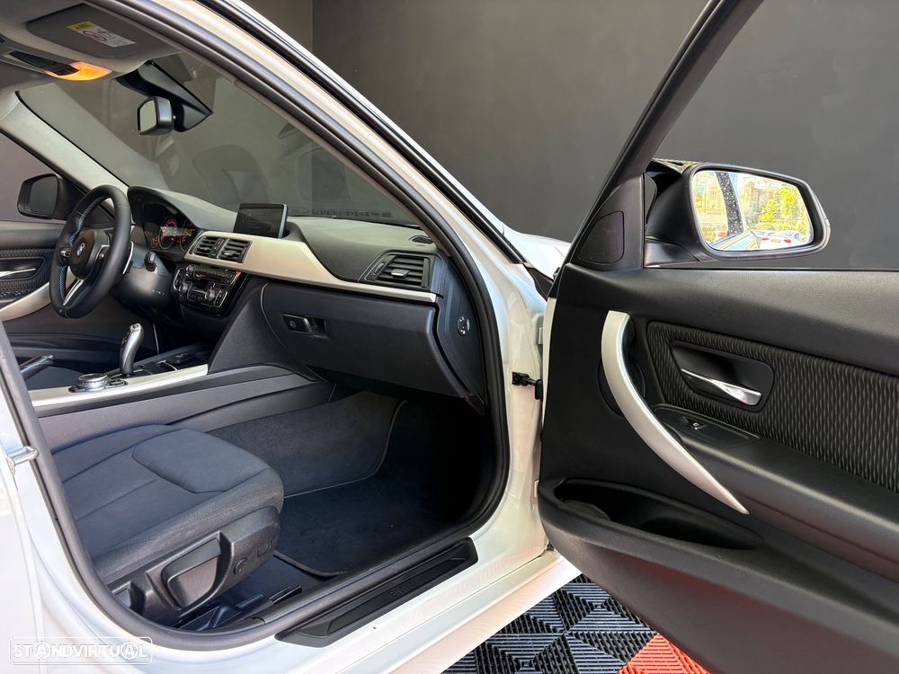 BMW 320 d Aut. Sport Line - 42