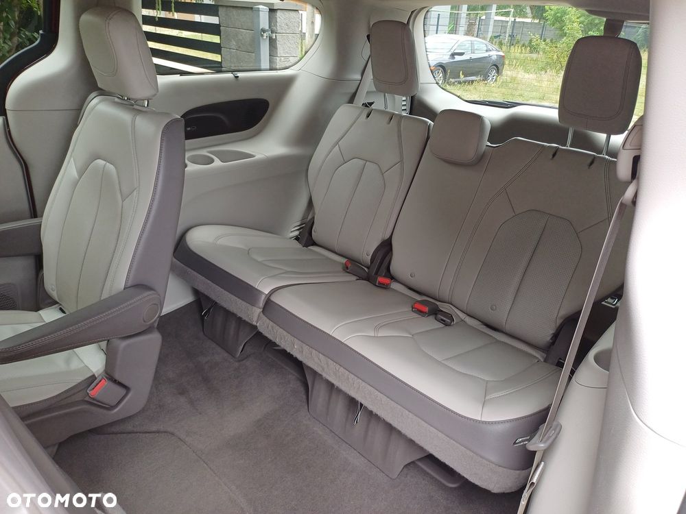 Chrysler Pacifica - 12