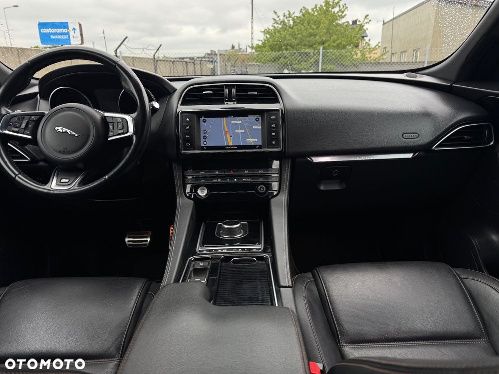 Jaguar F-Pace 20d AWD R-Sport - 20