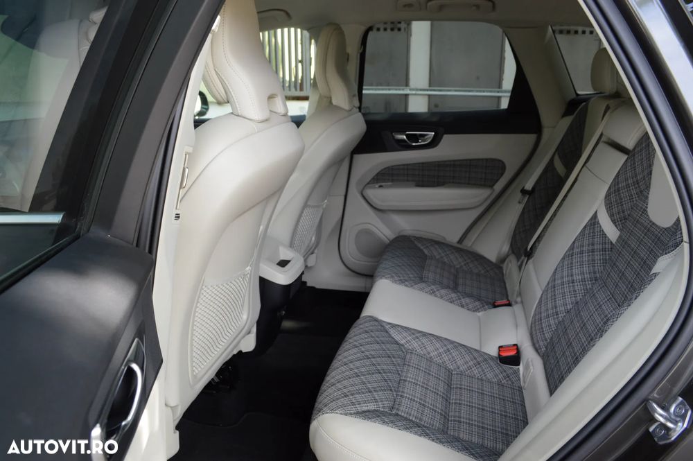 Volvo XC 60 B4 D AWD Ultimate Bright - 24
