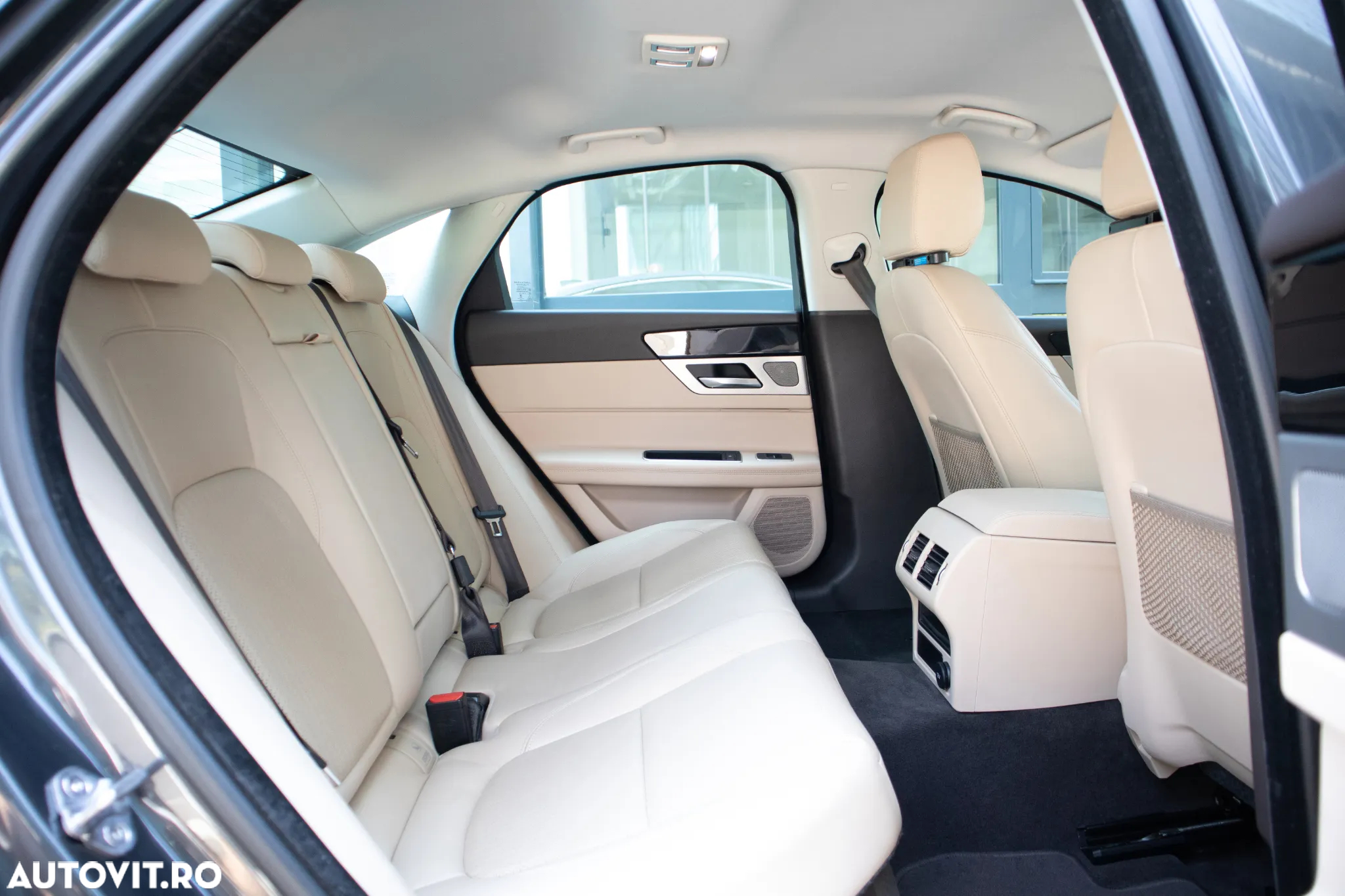 Jaguar XF 20d RWD E-Performance Portfolio - 23