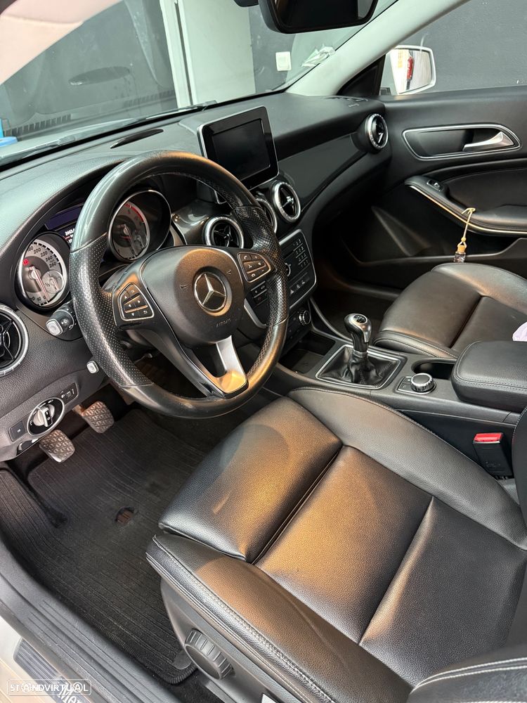 Mercedes-Benz CLA 180 d Shooting Brake AMG Line - 1