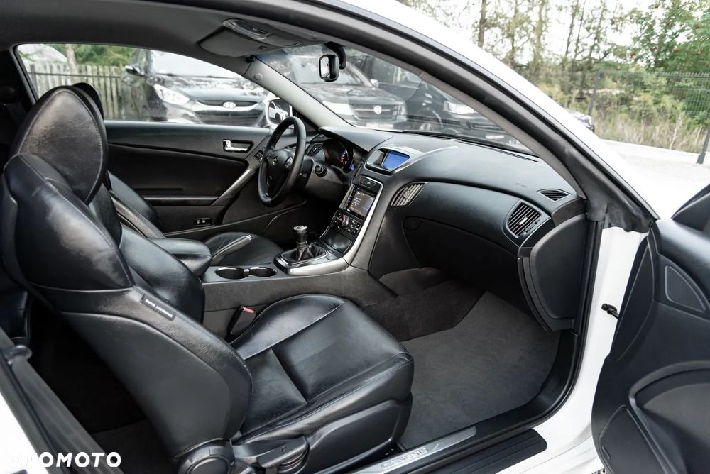 Hyundai Genesis Coupe - 25