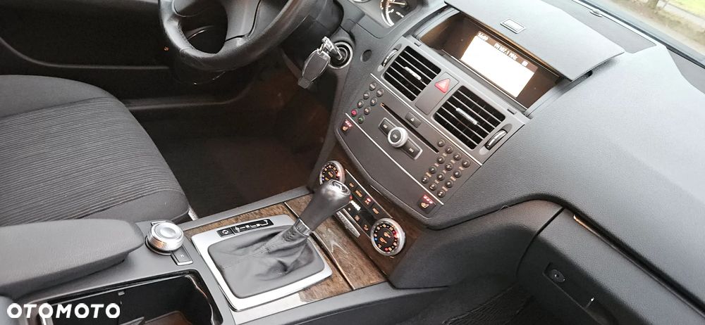 Mercedes-Benz Klasa C 180 T CGI Automatik BlueEFFICIENCY Avantgarde - 29