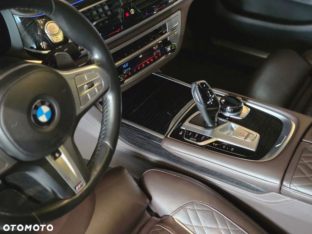 BMW Seria 7 750i xDrive sport - 12