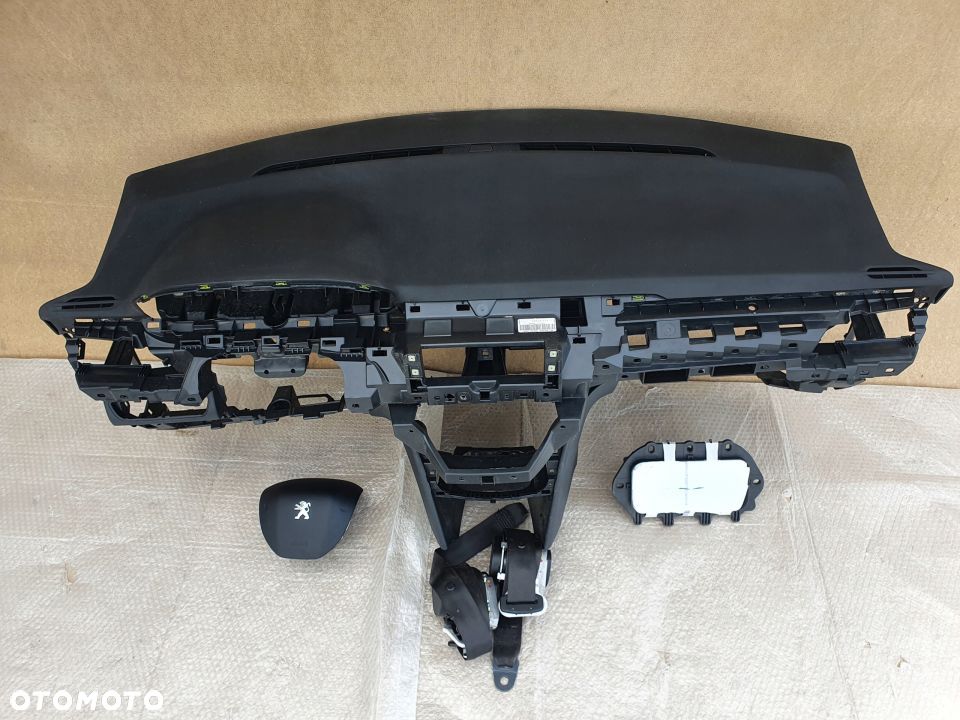 Peugeot 208 deska kokpit konsola airbag pasy - 1