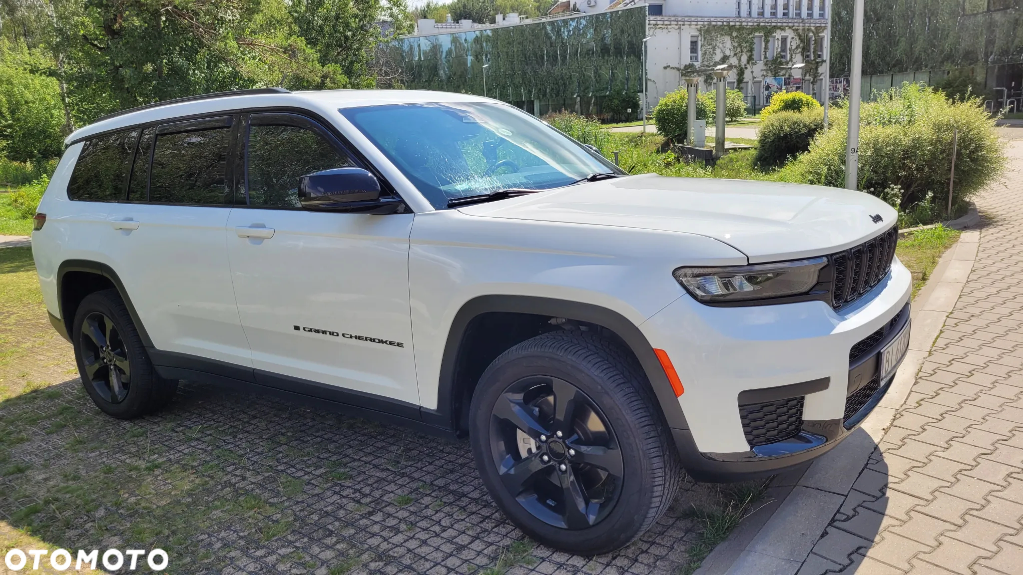Jeep Grand Cherokee - 32