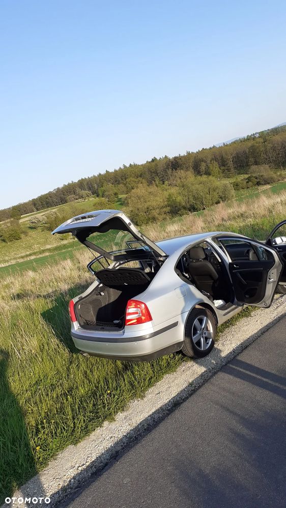 Skoda Octavia 1.6 Ambiente Tiptr - 2