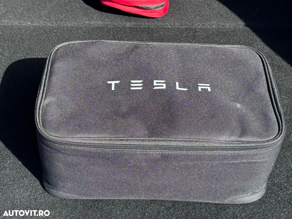 Tesla Model Y AWD Performance - 35