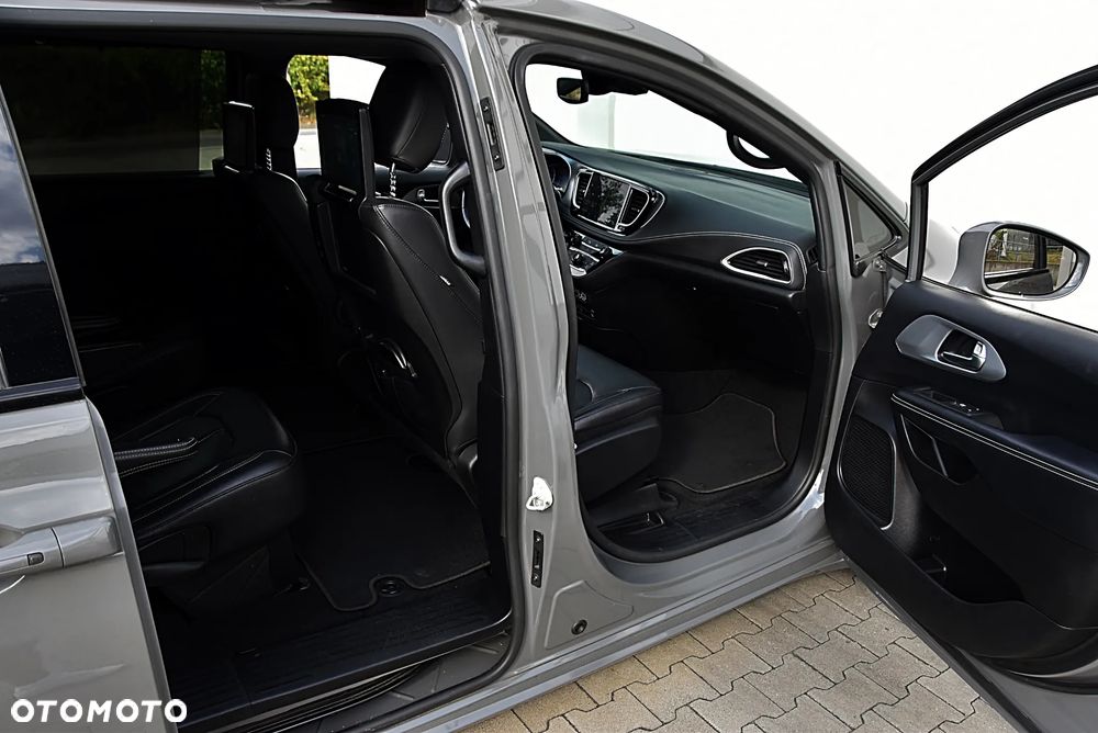 Chrysler Pacifica - 11