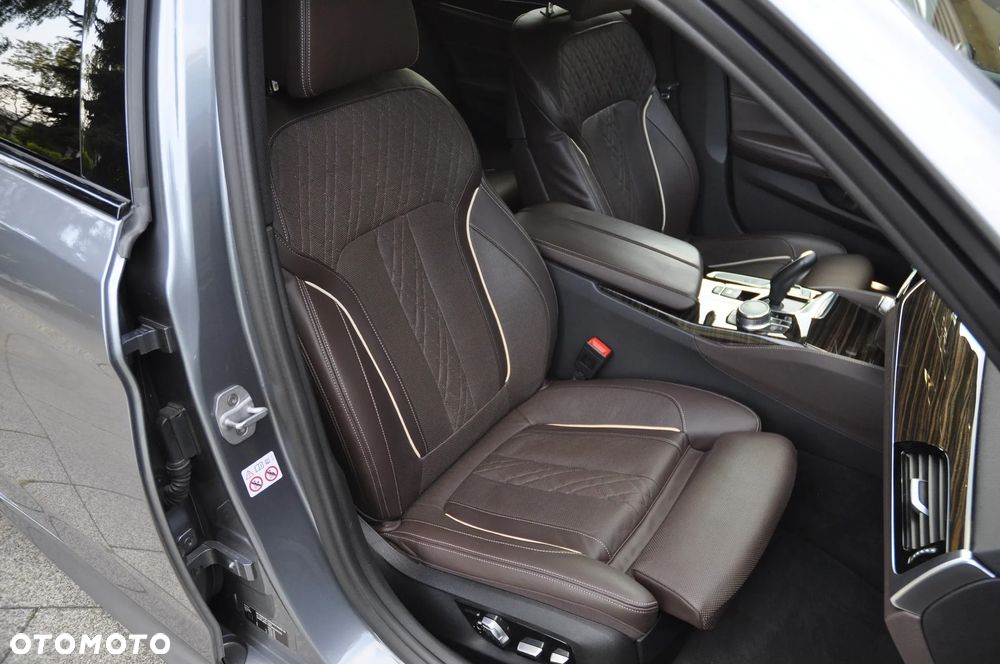 BMW Seria 5 M550i xDrive sport - 32