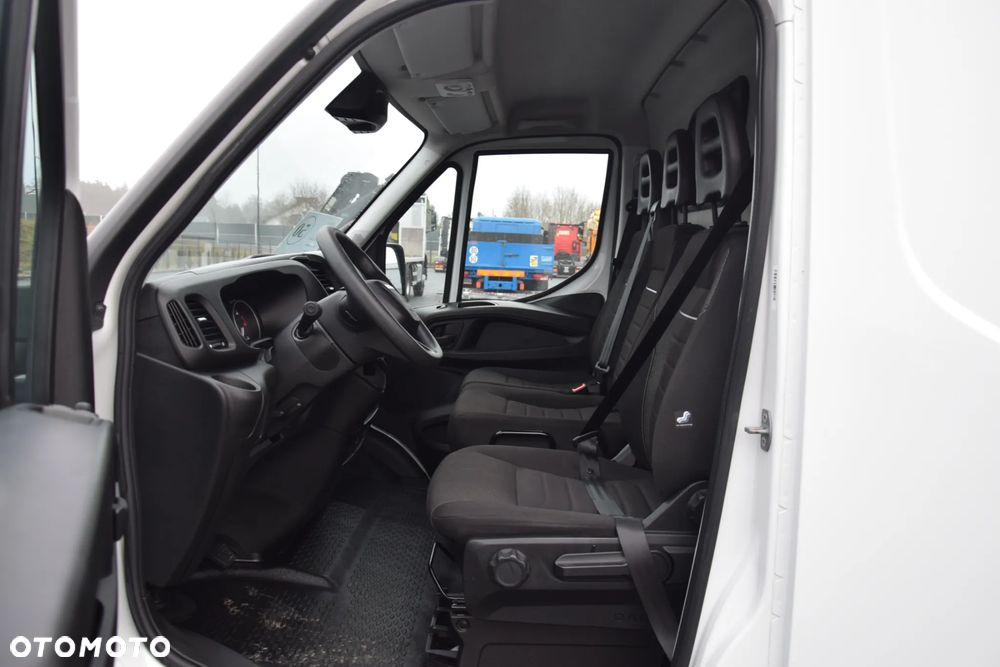 Iveco DAILY MAXI 35S16 / 2.3 - 160 KM / AUTOMAT HI-MATIC / NOWY MODEL / 3 OSOBY / DOSTAWCZE / BLASZAK / KLIMA / 2023 / SERWISOWANY / SPROWADZONY Z NIEMIEC - 25