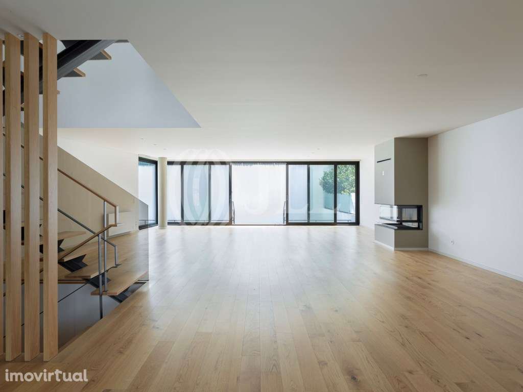 Moradia T4 com piscina e garagem, na Boavista, Porto - Grande imagem: 4/35